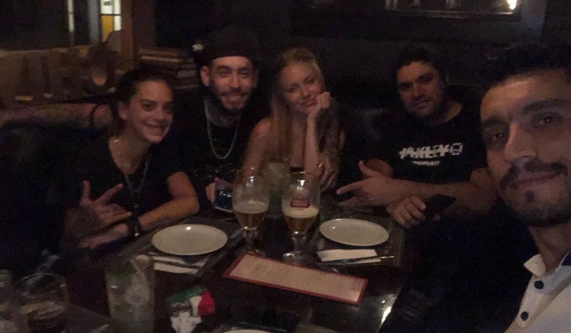 Las sonrisas lo dicen todo. Con una foto, Ulises Bueno se mostró públicamente por primera vez con su novia, la bailarina cordobesa Rocío Pardo. El hermano de Rodrigo, El Potro, reveló antes que está enamorado. 