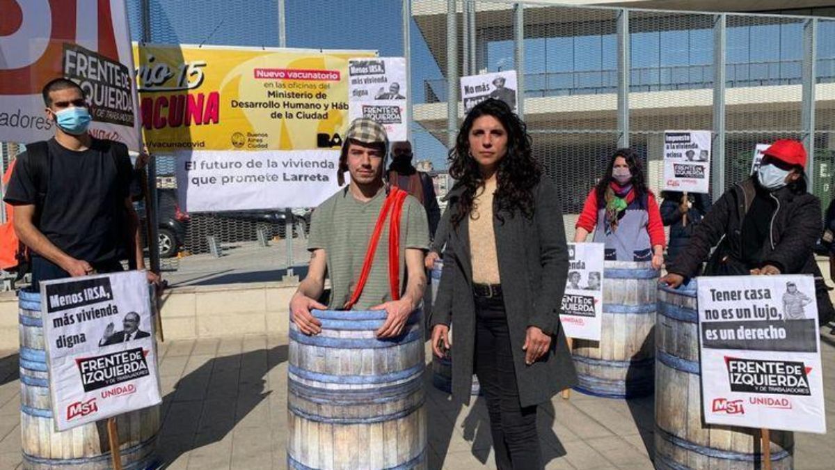 La campaña de la precandidata de la Izquierda porteña, con menos recursos y más ingenio, apelando a la imagen del Chavo del 8 y su barrilito como protesta ante el problema habitacional en CABA.