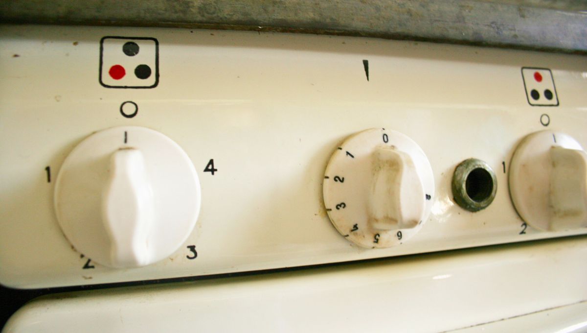 Paso a paso para limpiar las perillas de la cocina.