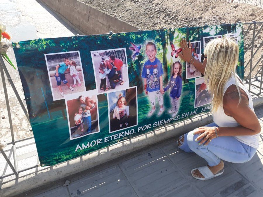 El puente de calle Matienzo y Costanera es un lugar por donde Carla prefiere no pasar. Pero siempre rinde homenajes para sus hijos y también pintó dos estrellas amarillas.