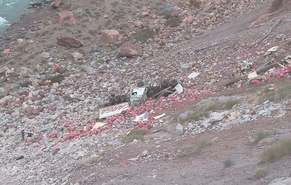 El camionero se arrojó antes de que precipitara su transporte en la zona de Polvaderas.