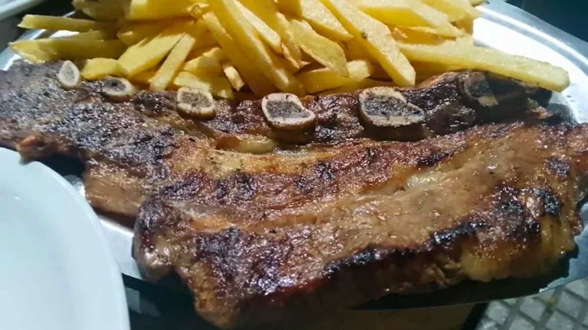 El asado viene acompañado de guarnición en este bodegón. El asado viene acompañado de guarnición en este bodegón.
