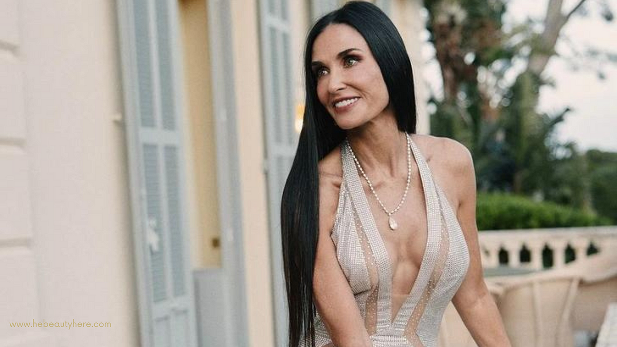 A sus 61 años, Demi Moore se suma a los pantaloncitos off-white ultra bajos y paraliza Cannes