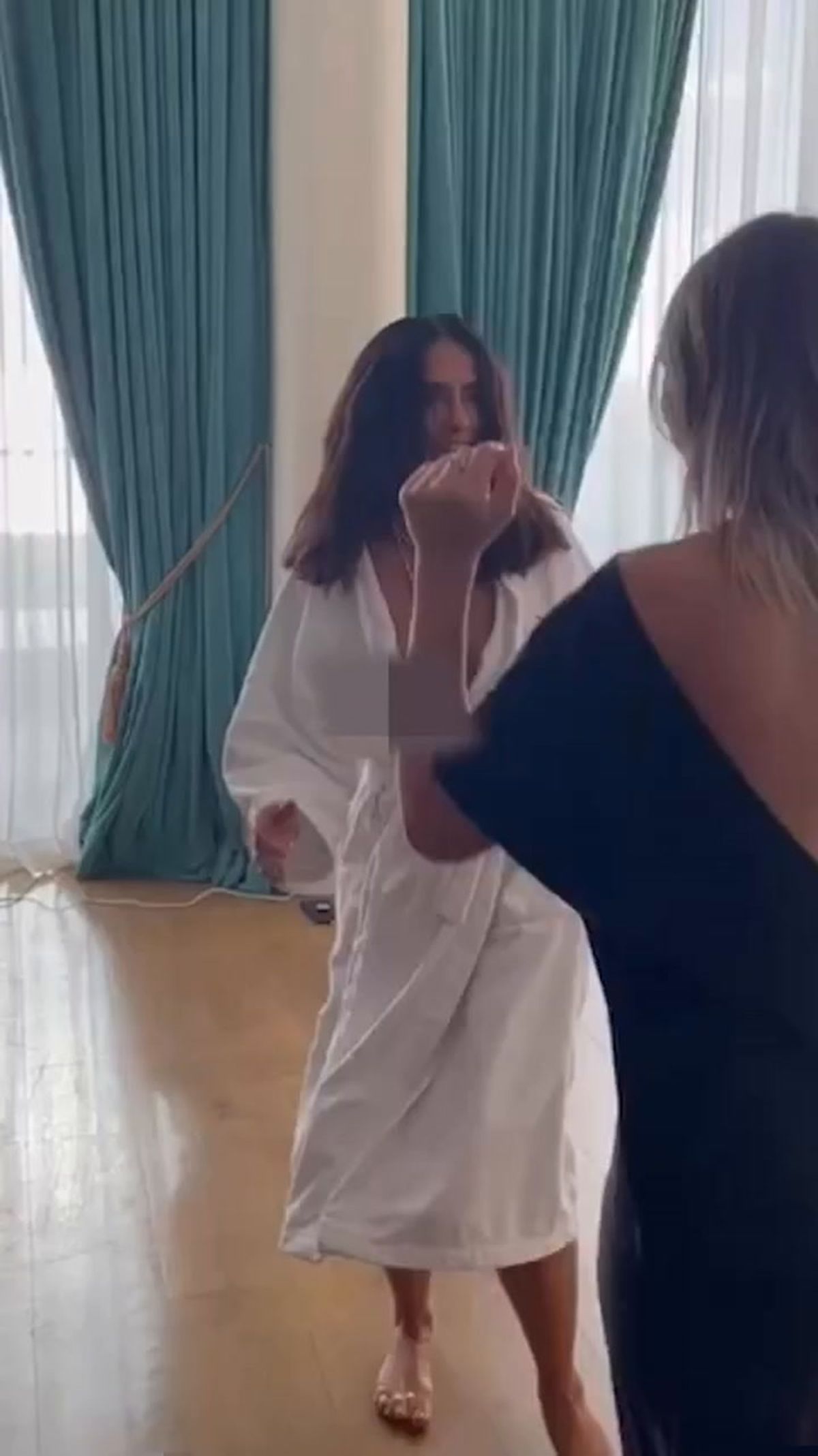A Salma Hayek se le abrió la bata mientras bailaba y la foto dinamitó los portales.