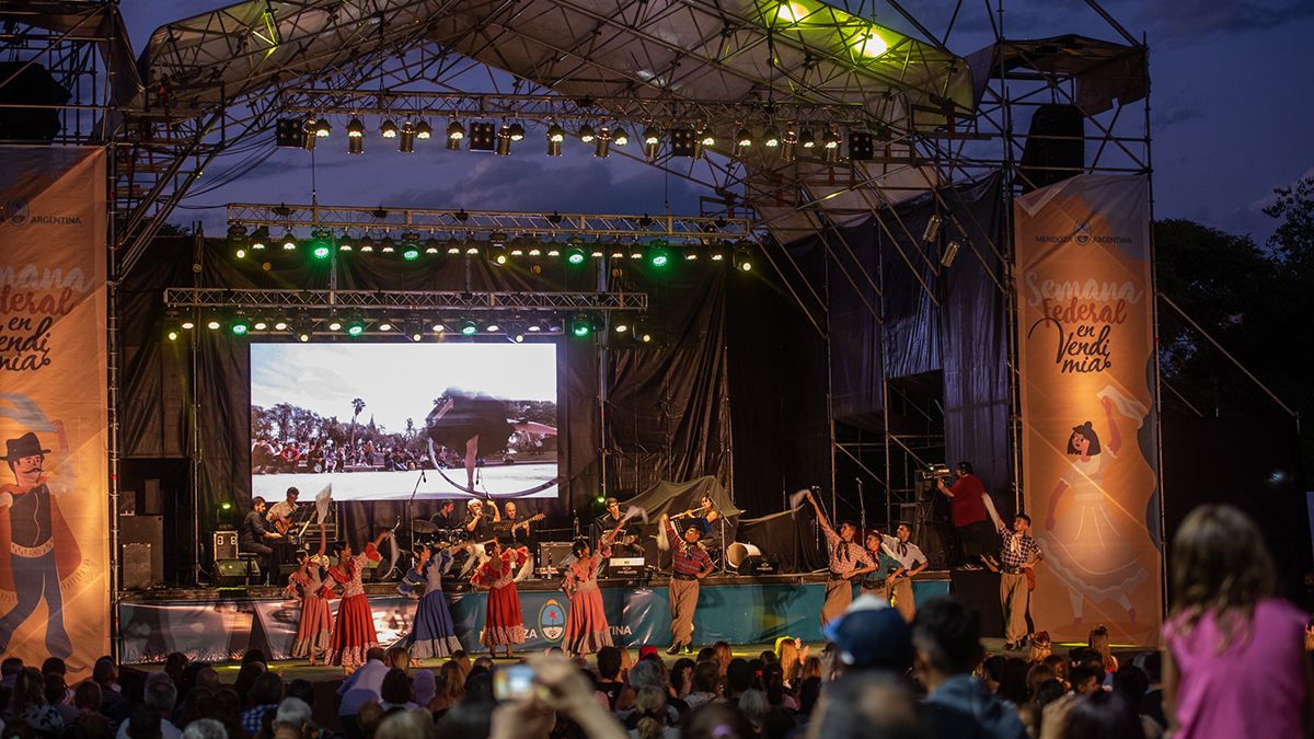 El Paseo Federal reunirá durante tres noches la tradición de los 18 departamentos de Mendoza que mostrarán a sus reinas de la Vendimia.