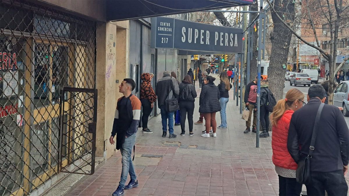 Los preventores trabajan a pleno para prevenir cualquier intento de saqueo en la Capital de Mendoza.