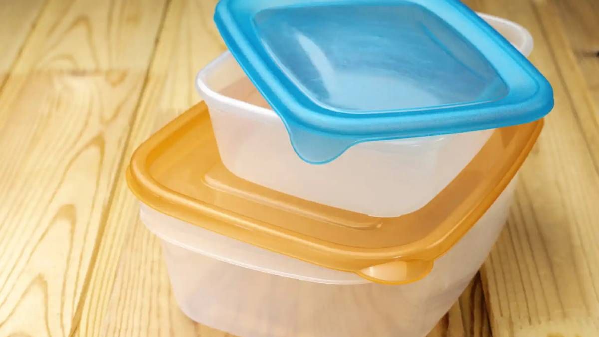 Dile adiós a la grasa y mal olor de los envases de plástico con estos trucos caseros