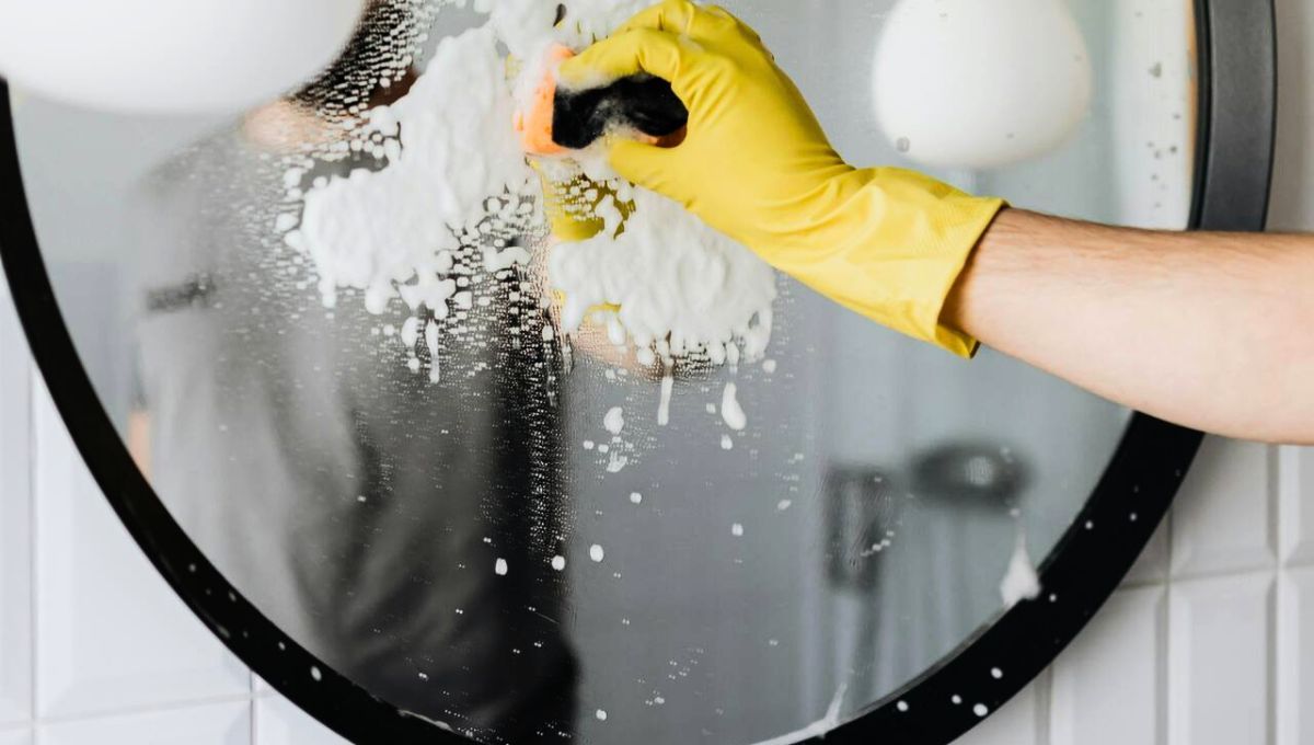 Frotar jabón en el espejo del baño es un truco casero que puede servirte
