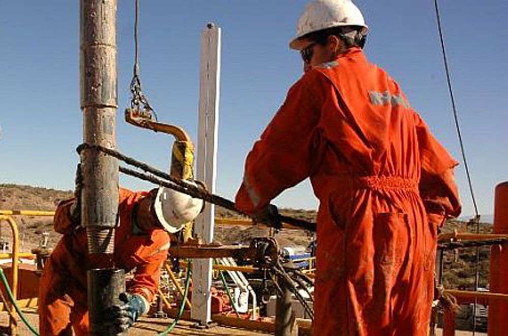 El Gobierno aumentó el sueldo de trabajadores petroleros por decreto y levantaron la huelga