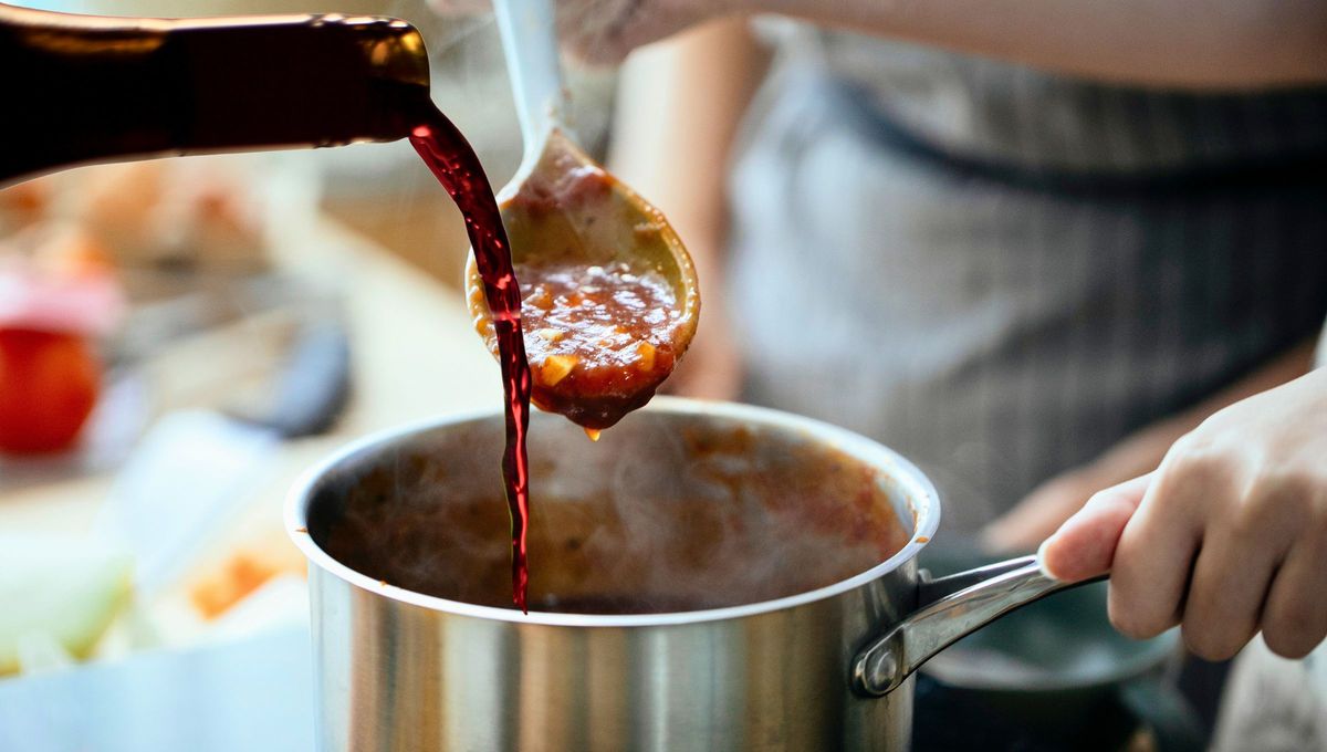 Por qué hay que ponerle un chorrito de vino a la salsa de tomate y para qué sirve