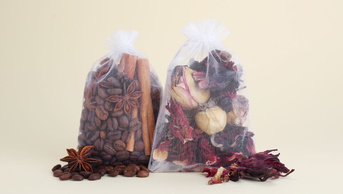 Café, canela, flores secas y anís son algunas de las opciones que puedes usar para rellenar tus bolsitas aromáticas. 