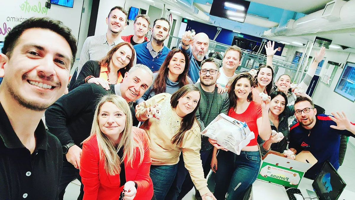 Otro momento del día del periodista. Turno mañana: Saca la foto Andrés Heredia, Sebastián Salas, Luciano Bertolotti, Pablo Galera, Pablo Pérez Delgado, Miguel Guayama, Francisca Stella, Analía Doña, Carina Scandura, Rosana Villegas, Marcos Barrera, Paula Jalil, Verónica Tripiana, Facundo García, Leandro Baldivieso, Soledad Segade, Paola Piquer. Otro momento del día del periodista. Turno mañana: Saca la foto Andrés Heredia, Sebastián Salas, Luciano Bertolotti, Pablo Galera, Pablo Pérez Delgado, Miguel Guayama, Francisca Stella, Analía Doña, Carina Scandura, Rosana Villegas, Marcos Barrera, Paula Jalil, Verónica Tripiana, Facundo García, Leandro Baldivieso, Soledad Segade, Paola Piquer.