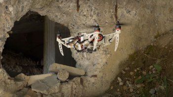 Video: un dron se dobla al estilo Transformers para volar por zonas de rescate