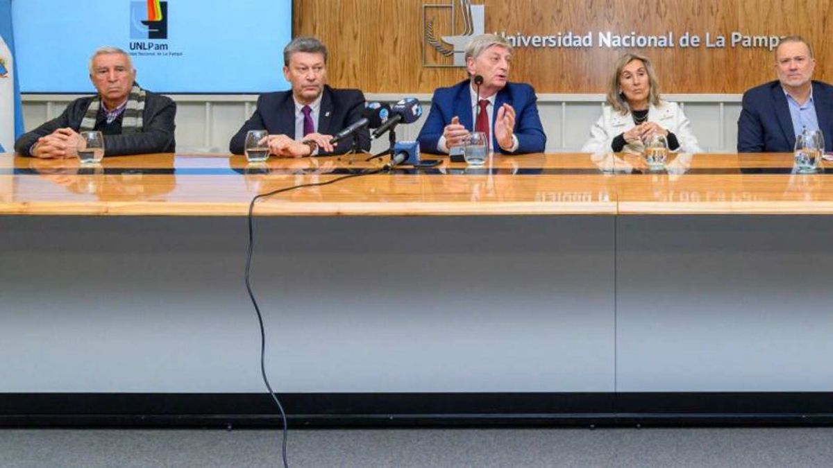 El acto en la Universidad de La Pampa en el que el gobernador Sergio Ziliotto recibió el informe sobre la estrategia judicial a seguir en el conflicto con Mendoza por las aguas del río Atuel.