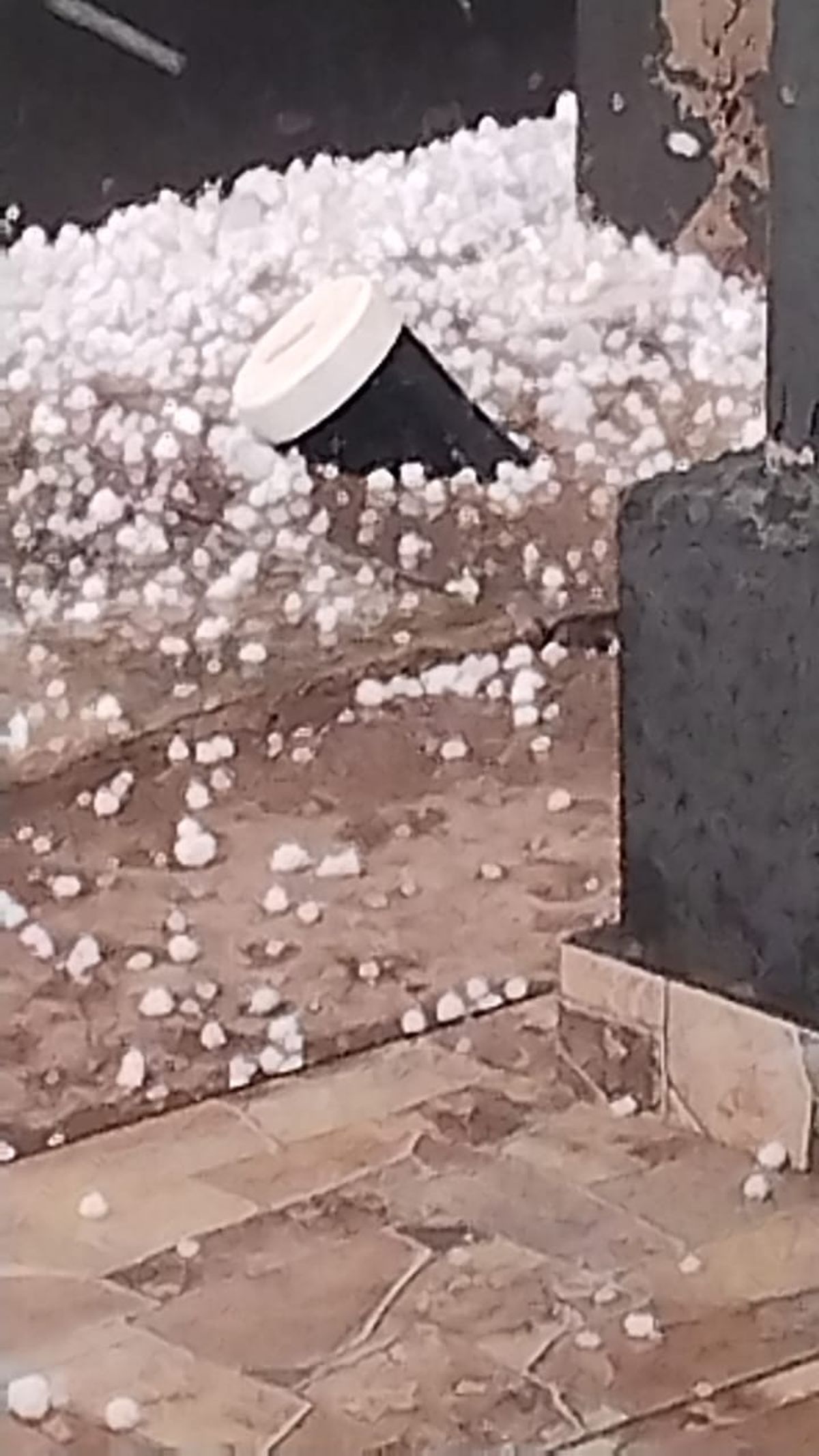 En el este provincial el granizo fue abundante. En el este provincial el granizo fue abundante.