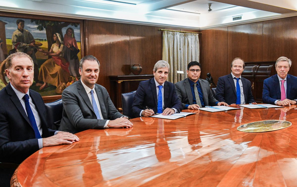 Santilli y Caputo vienen trabajando con los gobernadores afinar la negociación para aprobar el Presupuesto antes de fin de año. Santilli y Caputo vienen trabajando con los gobernadores afinar la negociación para aprobar el Presupuesto antes de fin de año.