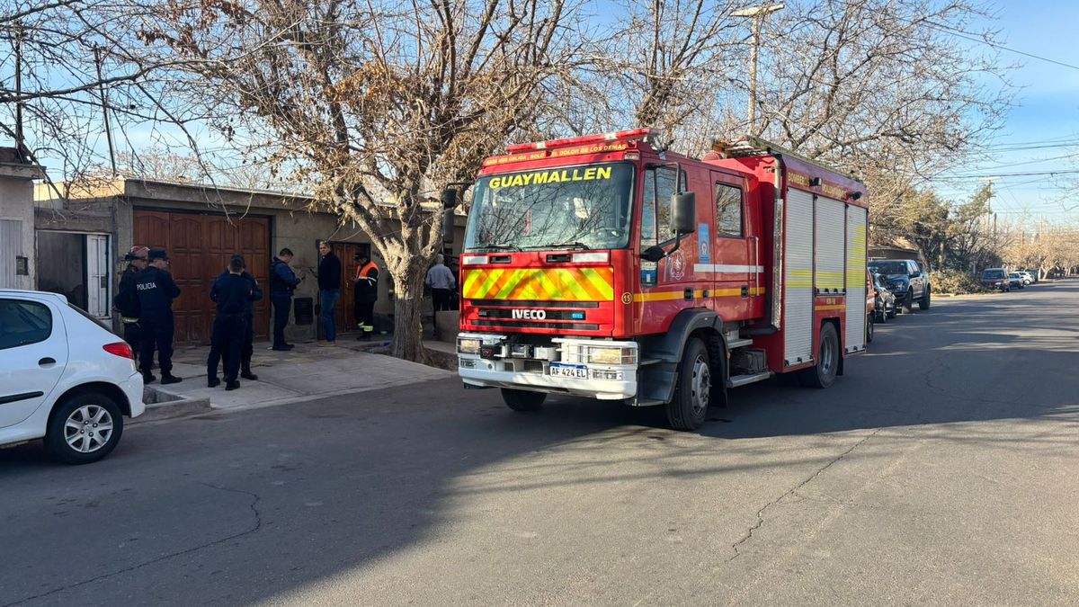Rescataron a una familia tras el derrumbe del techo de la casa que alquilan hace 30 años. 