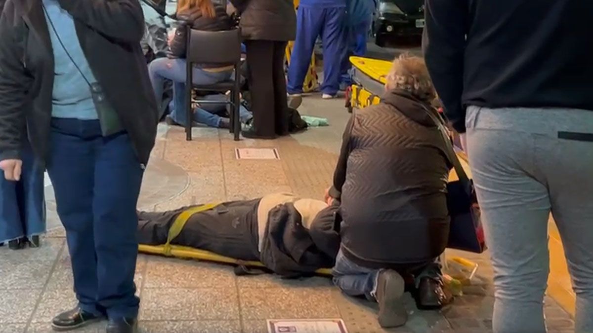 Una mujer de 27 años continúa más grave tras sufrir una fractura en su cabeza al ser atropellada en la puerta del Teatro Plaza. Está en terapia intensiva del Hospital Central.