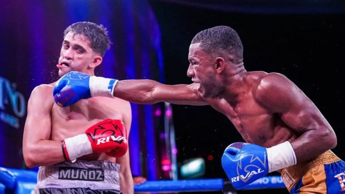 Michell Banquez aprovechó su velocidad y mayor envergadura para castigar en la larga distancia a Kevin Muñoz. Michell Banquez aprovechó su velocidad y mayor envergadura para castigar en la larga distancia a Kevin Muñoz.