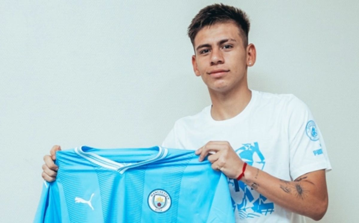 Claudio Echeverri posò con la camiseta del City