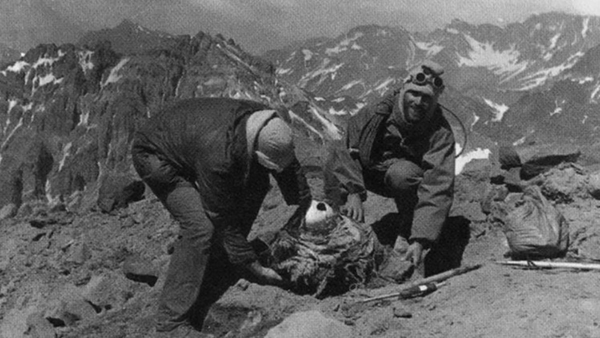 El hallazgo de la capacocha realizado por un grupo de andinistas mendocinos en el Aconcagua, en 1985. El hallazgo de la capacocha realizado por un grupo de andinistas mendocinos en el Aconcagua, en 1985.