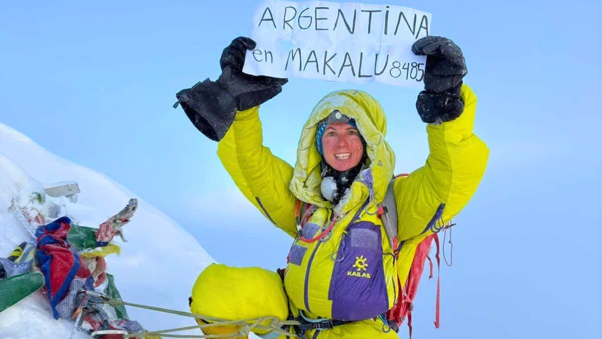 En la cima del Makalu, en el Himalaya. Catalina pasó 22 horas extremas en ascenso y descenso, enfrentando alturas de 8.485 metros con oxígeno suplementario por primera vez.