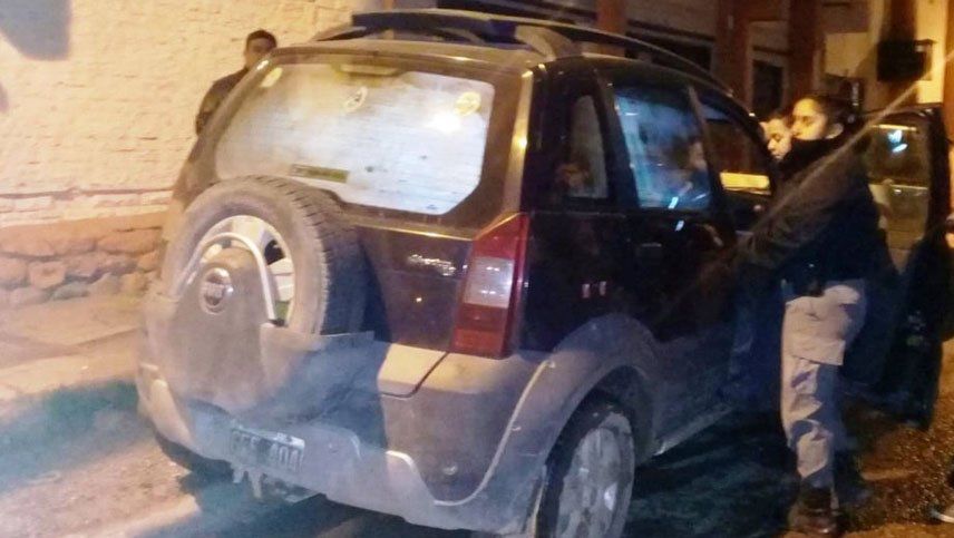 Dejaron a sus hijos encerrados en el auto y se fueron al boliche
