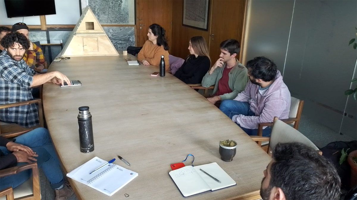 Parte de los científicos del Conicet junto con funcionarios de Capital que confeccionaron los dos nidos para atraer lechuzas y combatir la plaga de ratas.