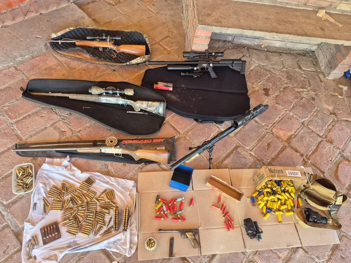 La Policía incautó armas de cacería y municiones. La Policía incautó armas de cacería y municiones.