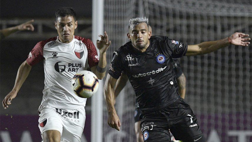 Colón eliminó a Argentinos en los penales