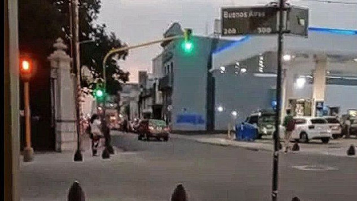 Un remisero se negó a realizarse el control de alcoholemia, en Paraná, y al intentar escapar atropelló al agente de tránsito