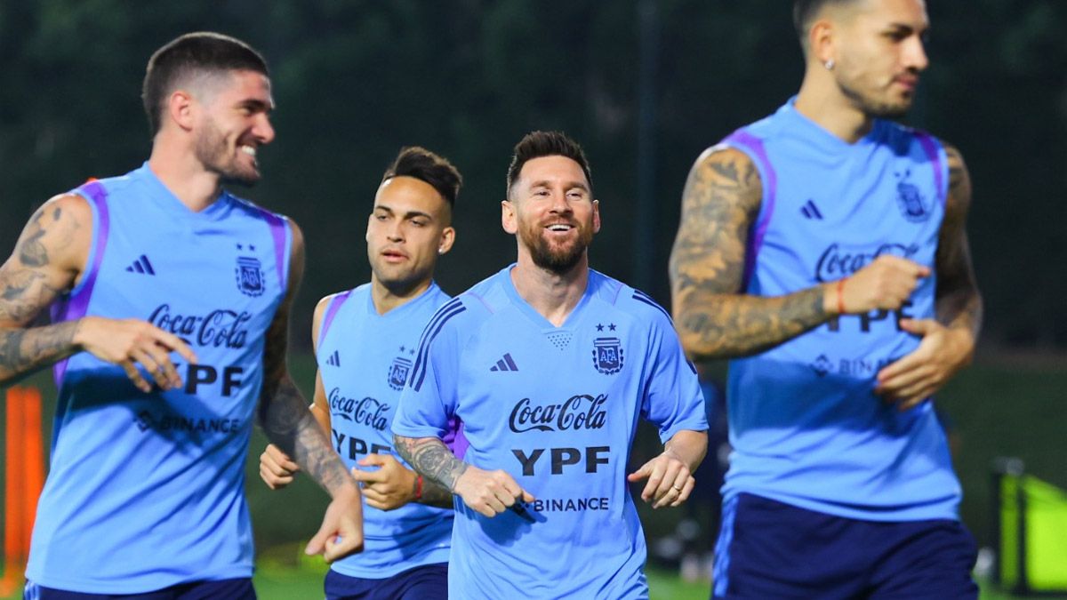 Lionel Messi sonríe durante una práctica de la Selección argentina
