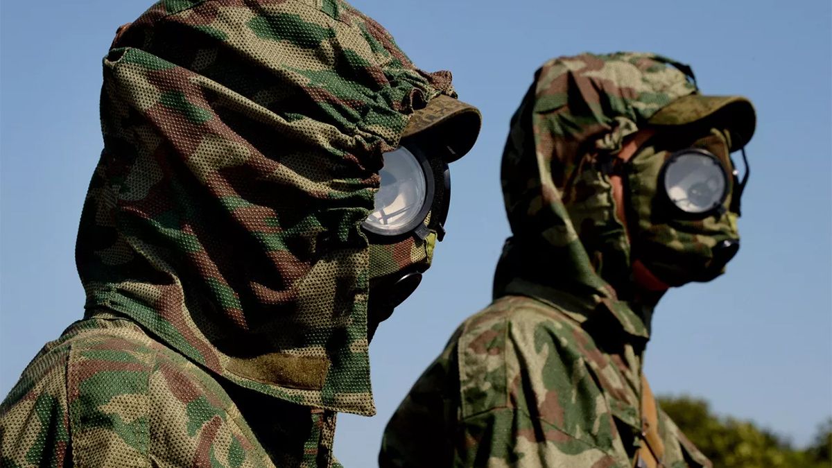 Guerra Rusia - Ucrania. soldados con máscaras de protección para armas químicas