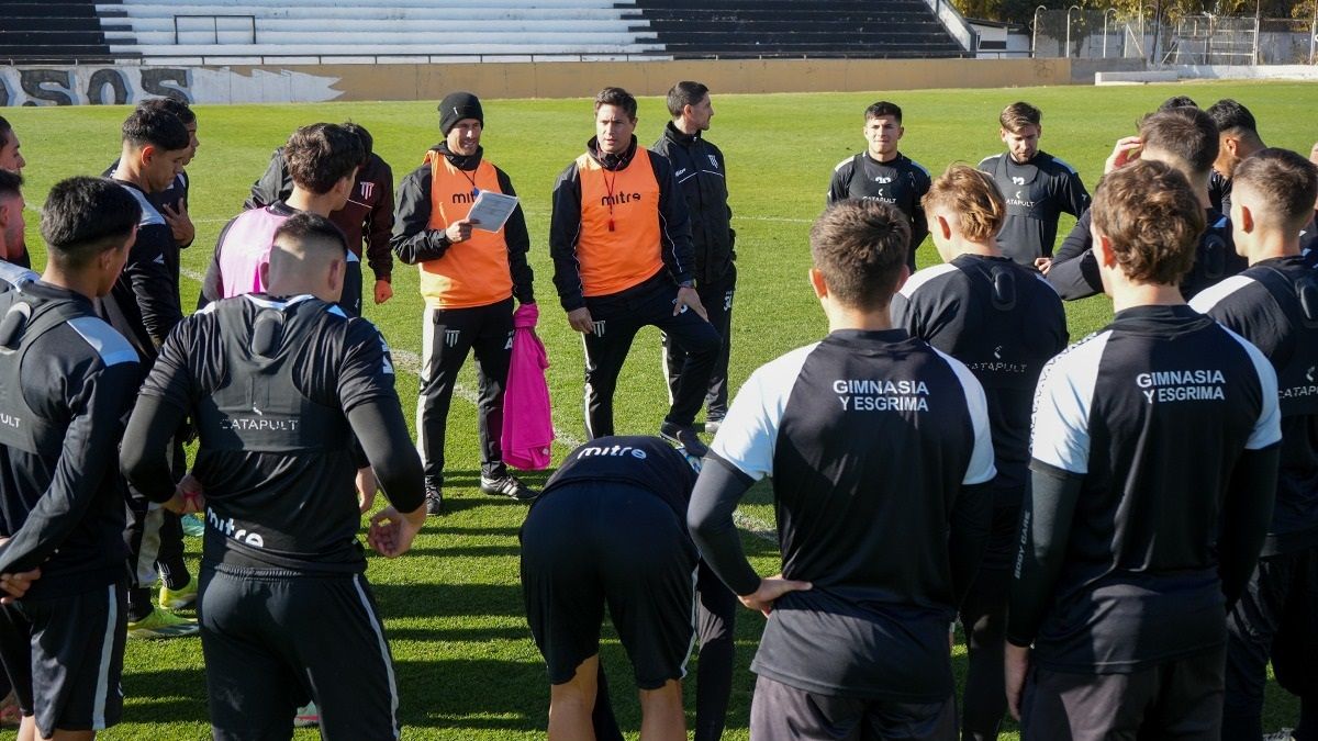Ezequiel Medrán le da indicaciones a sus jugadores, en el estadio Víctor Legrotaglie.
