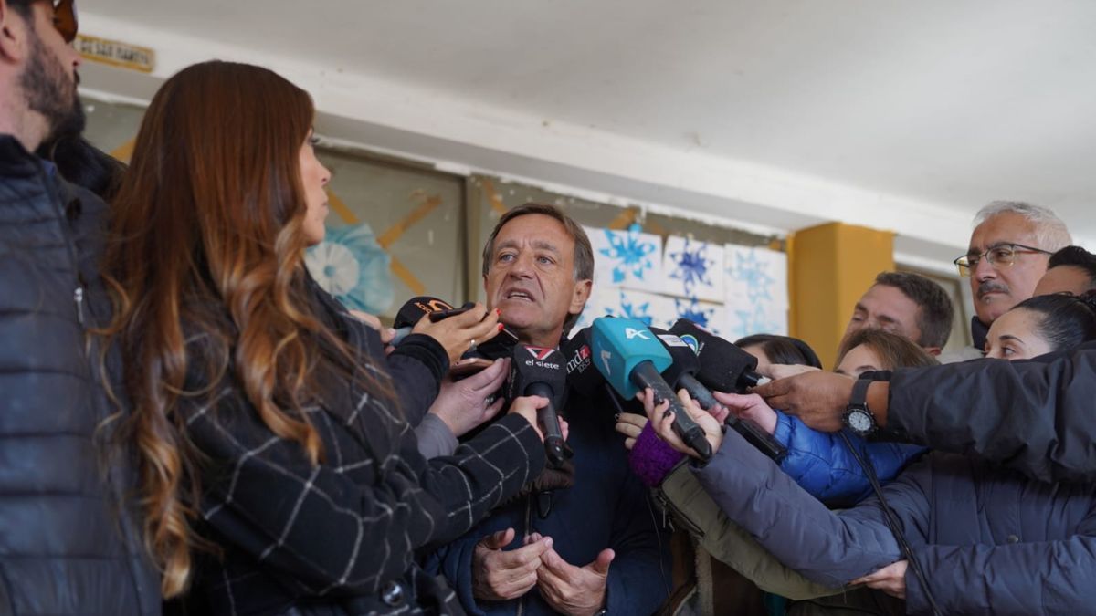 El gobernador de Mendoza, Rodolfo Suarez, criticó al precandidato a gobernador por La Unión Mendocina, Omar De Marchi. Dijo que es un político irresponsable, por no considerar las condiciones macroeconómicas como fundamental causa de la situación provincial.