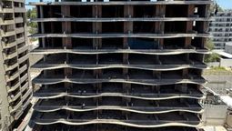 Momento tenso: un niño fue grabado jugando al borde del precipicio de un edificio abandonado.