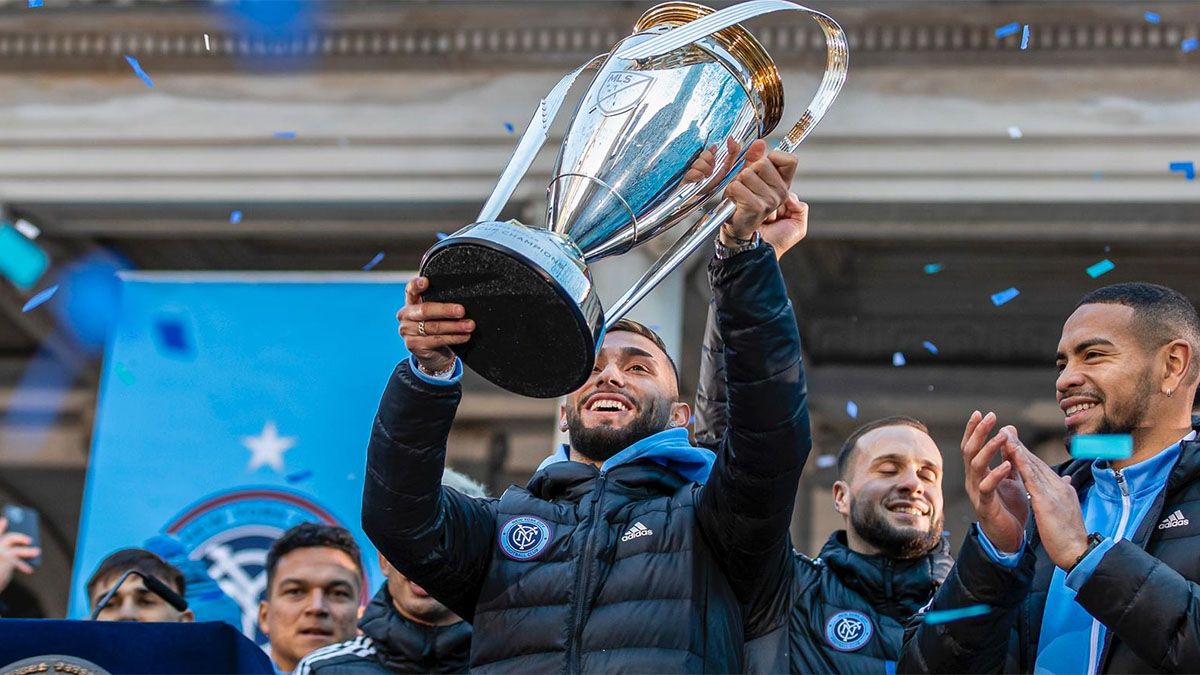 Valentín Castellanos levantaba la copa de campeón de la MLS estadounidense.