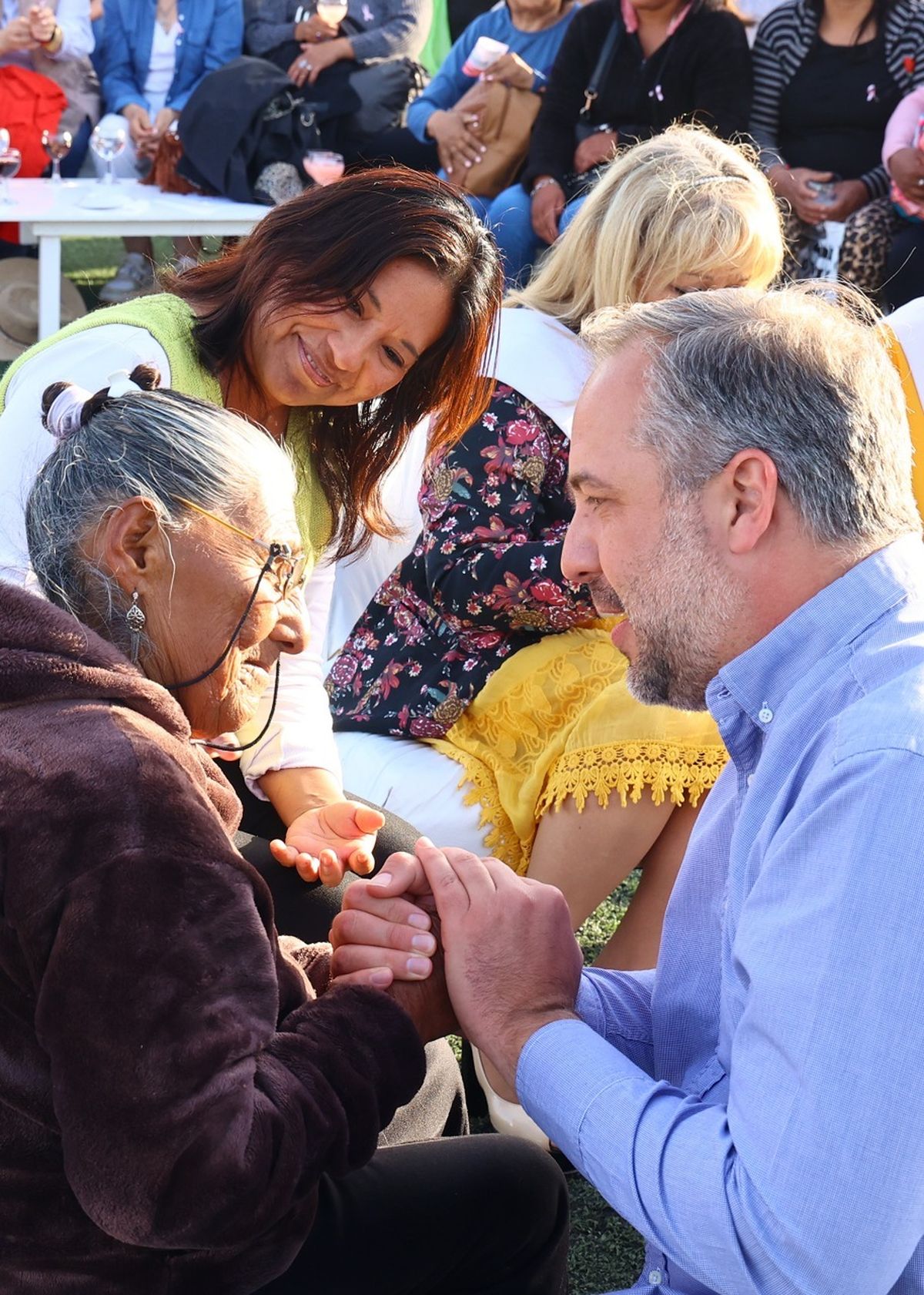 Julia Quispe, de 107 años, recibe el saludo del intendente Matías Stevanato.
