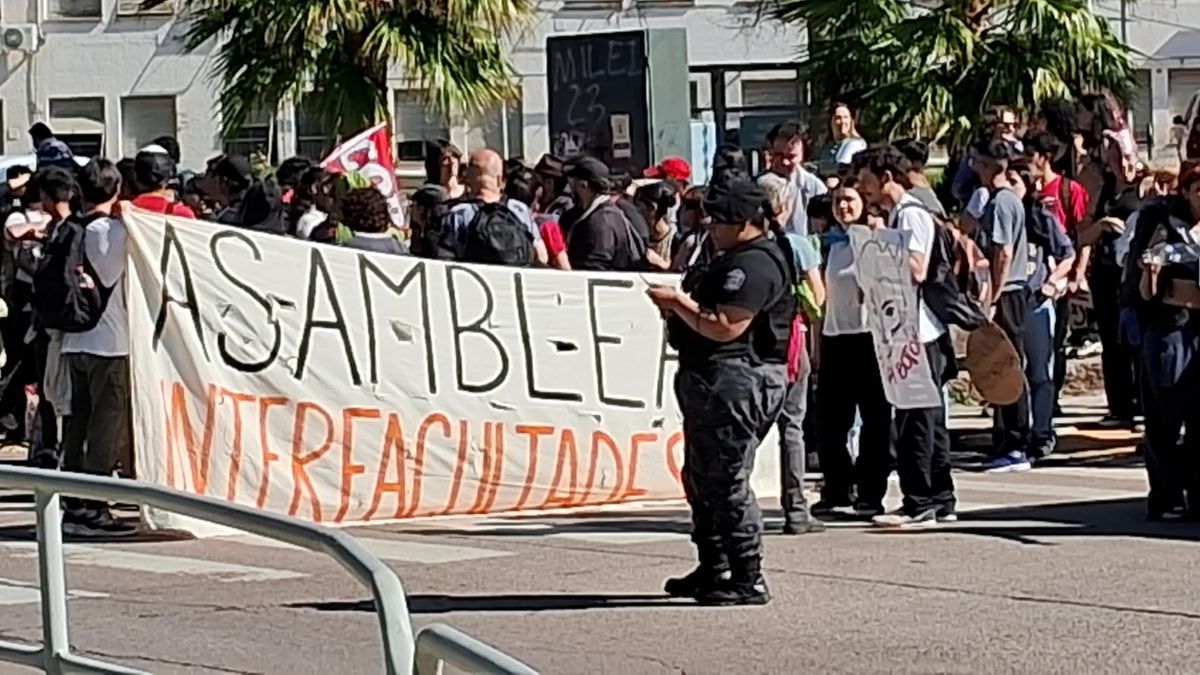 La Asamblea Interuniversitaria que había tomado anoche un edificio contiguo al Rectorado