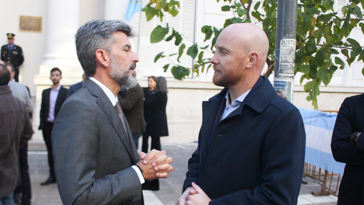 El intendente de Ciudad, Ulpiano Suarez plantea actualizar los criterios de reparto de la coparticipación, incluyendo por ejemplo el de eficiencia en el gasto. Su par de Luján, reclamó por pagos de coparticipación hechos a otras comunas, luego de que la Corte fallara a su favor. El intendente de Ciudad, Ulpiano Suarez plantea actualizar los criterios de reparto de la coparticipación, incluyendo por ejemplo el de eficiencia en el gasto. Su par de Luján, reclamó por pagos de coparticipación hechos a otras comunas, luego de que la Corte fallara a su favor.