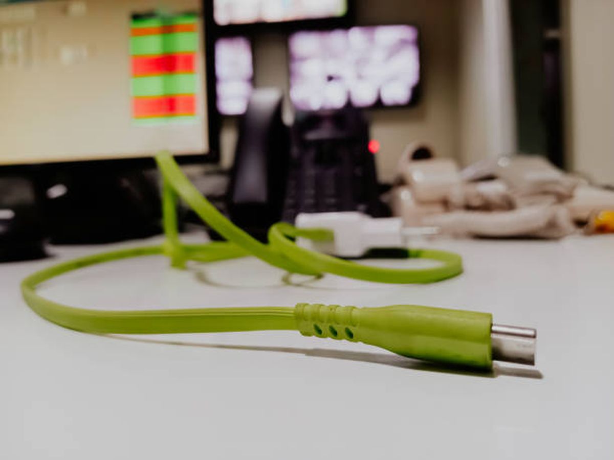 Aport&aacute; al orden de casa reciclando tubos de papel higi&eacute;nico y ordenando cables.