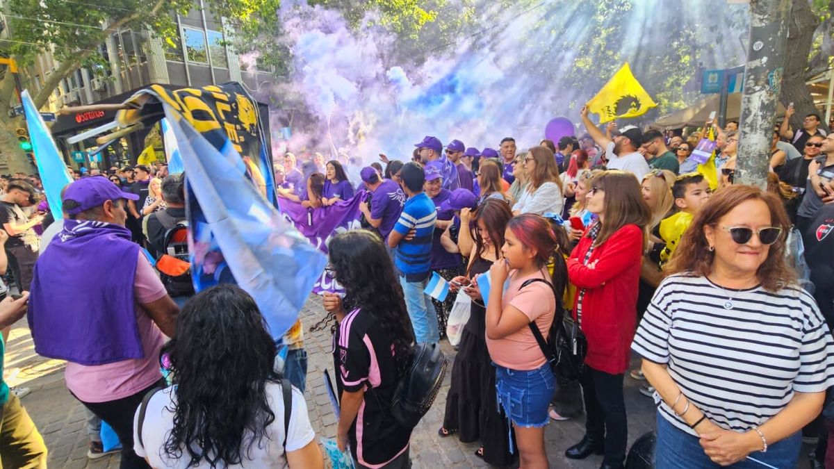 El humo violeta llegó a la Peatonal Sarmiento de la mano de los militantes libertarios. El humo violeta llegó a la Peatonal Sarmiento de la mano de los militantes libertarios.