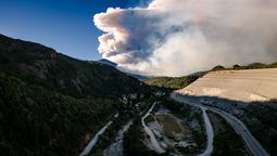 El humo que se avista desde el Bolsón, a 50 kilómetros.&nbsp;
