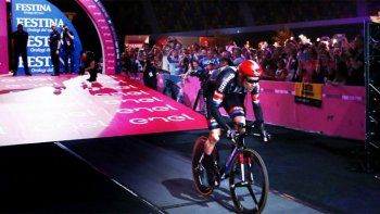 Dumoulin se vistió de rosa: se llevó la primera etapa del Giro de Italia