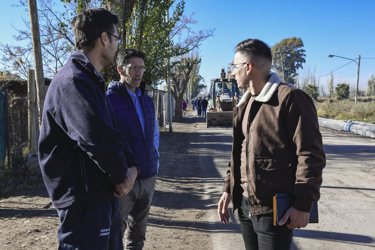 El intendente de Guaymallén, Marcos Calvente, realizó un trabajo conjunto con AYSAM e Irrigación para monitorear las posibles afectaciones a la salud que provocase el colapso cloacal en Los Corralitos. El intendente de Guaymallén, Marcos Calvente, realizó un trabajo conjunto con AYSAM e Irrigación para monitorear las posibles afectaciones a la salud que provocase el colapso cloacal en Los Corralitos.