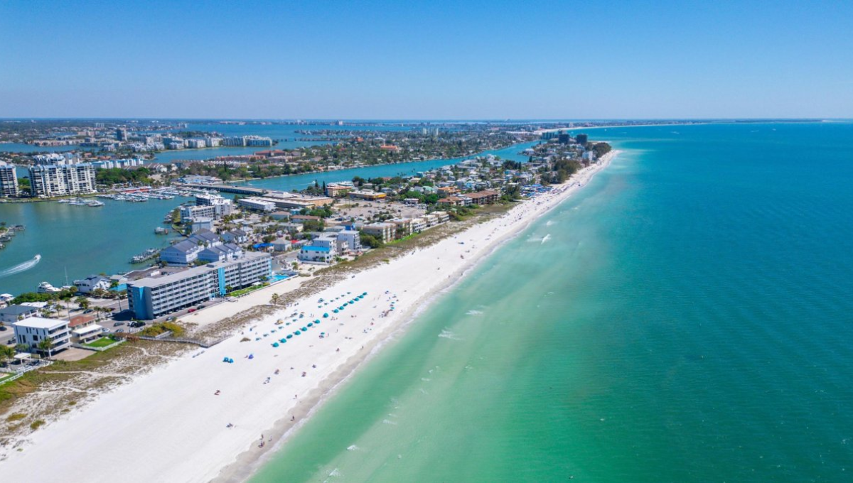 La playa que está muy cerca de los parques de Disney 