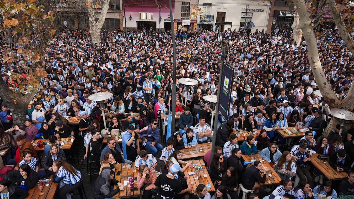 Está previsto un operativo de seguridad con 3.000 policías y la suspensión de los colectivos durante parte de la tarde de la final del Mundial. Está previsto un operativo de seguridad con 3.000 policías y la suspensión de los colectivos durante parte de la tarde de la final del Mundial.