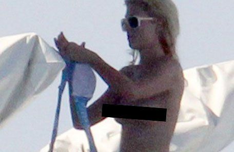 Paris Hilton en topless mientras vacacionaba