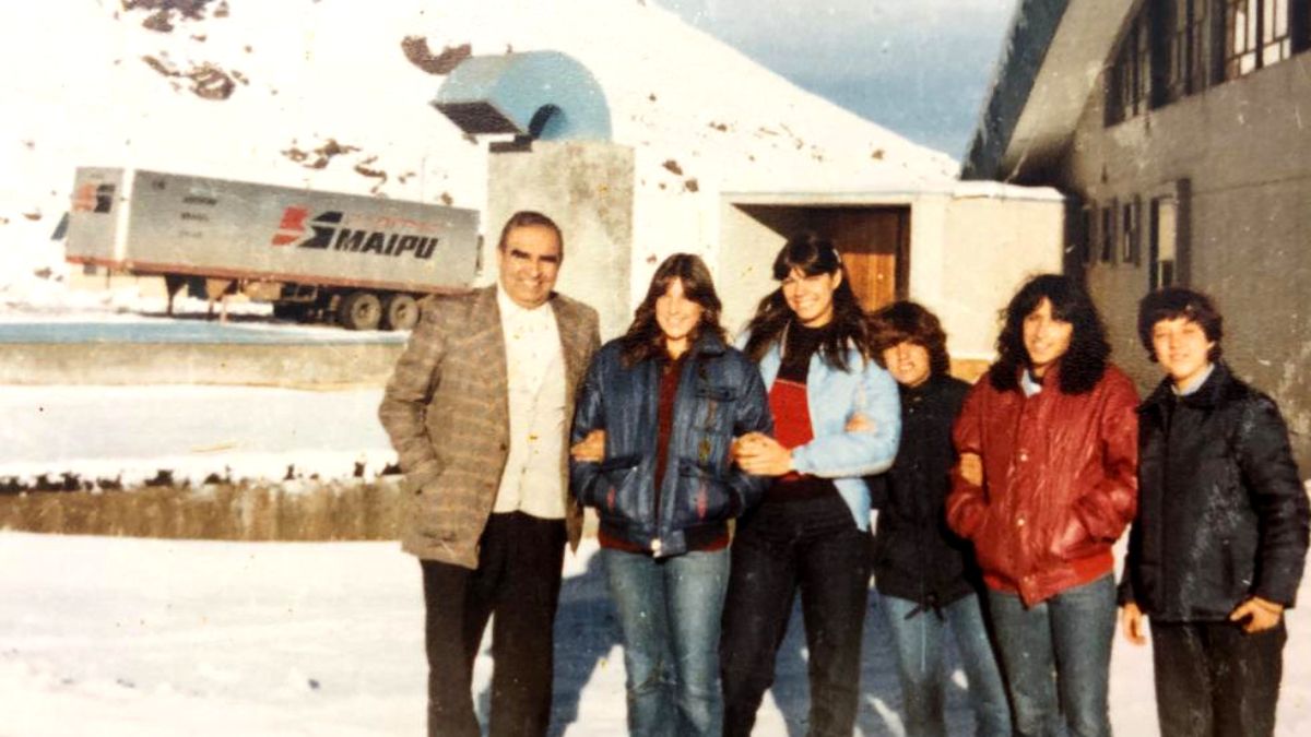 Internacionales. Aquí Ricardo Soloa con parte de sus dirigidas rumbo a Chile, a mostrar lo mejor del vóleibol mendocino, que siempre enriqueció este deporte del otro lado de la cordillera. Internacionales. Aquí Ricardo Soloa con parte de sus dirigidas rumbo a Chile, a mostrar lo mejor del vóleibol mendocino, que siempre enriqueció este deporte del otro lado de la cordillera.