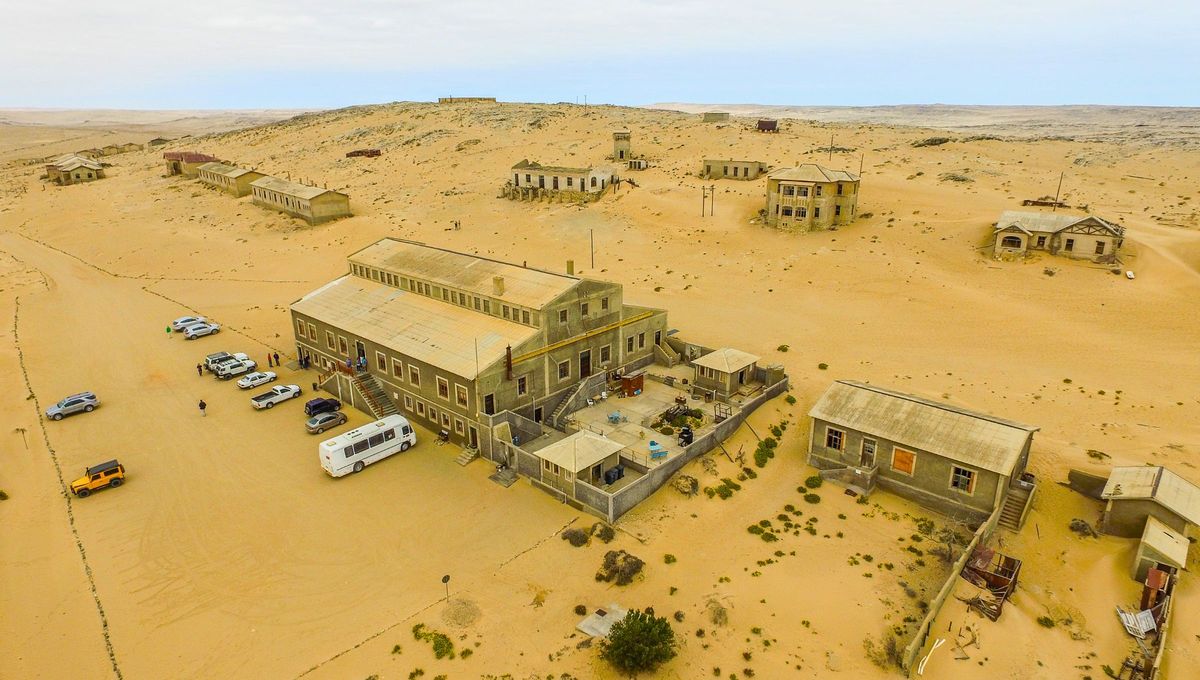 Así se encuentra actualmente Kolmanskop, pueblo en Namibia, África. (Imagen Wikipedia) Así se encuentra actualmente Kolmanskop, pueblo en Namibia, África. (Imagen Wikipedia)